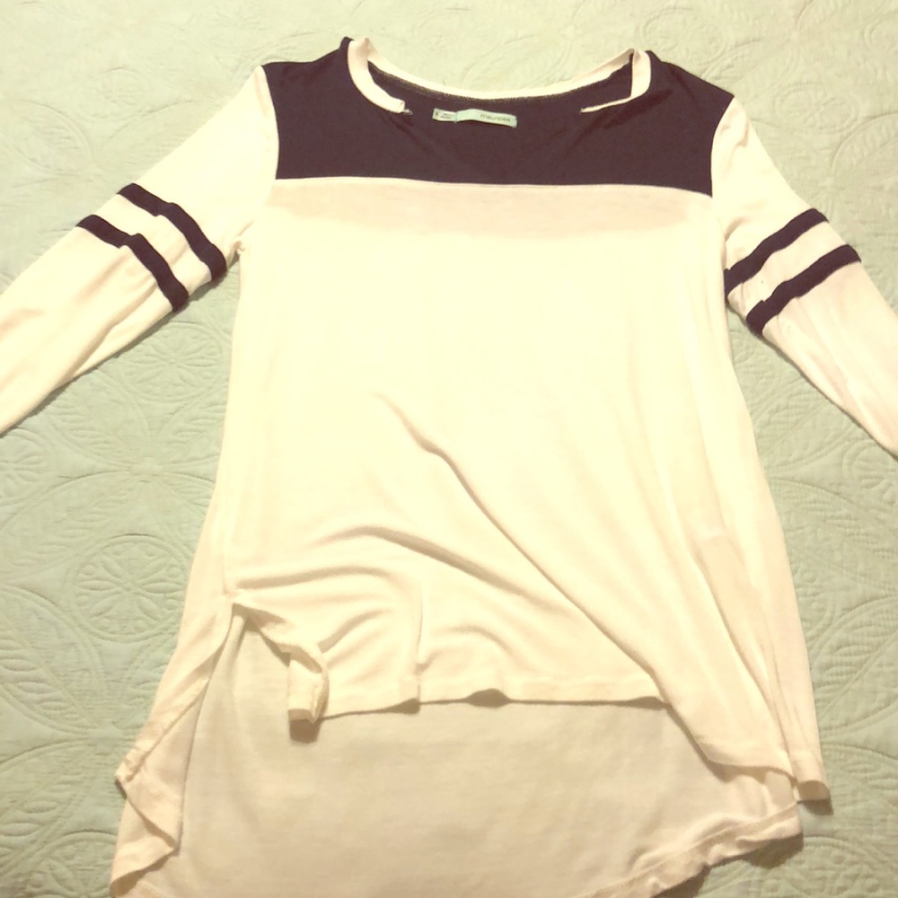 Quarter length sleeve jersey style top